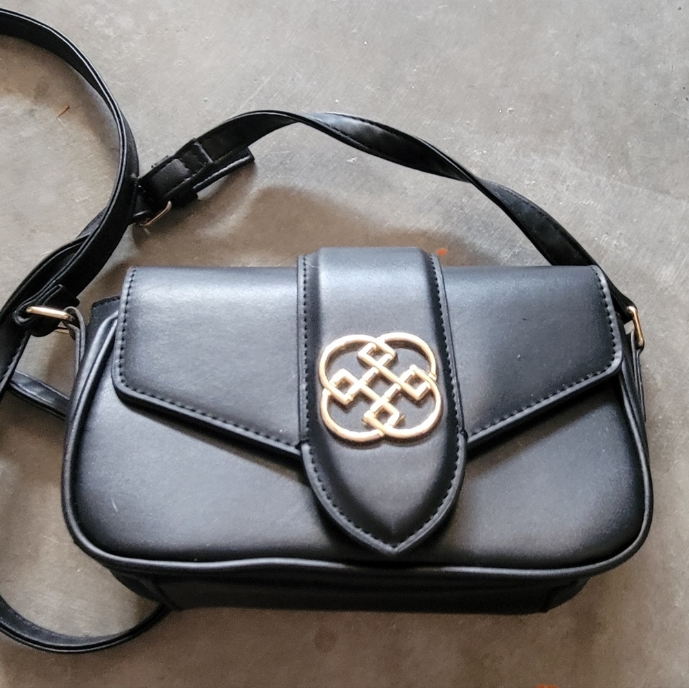Sleek Black Crossbody Bag with Leather Material and Adjustable Strap
